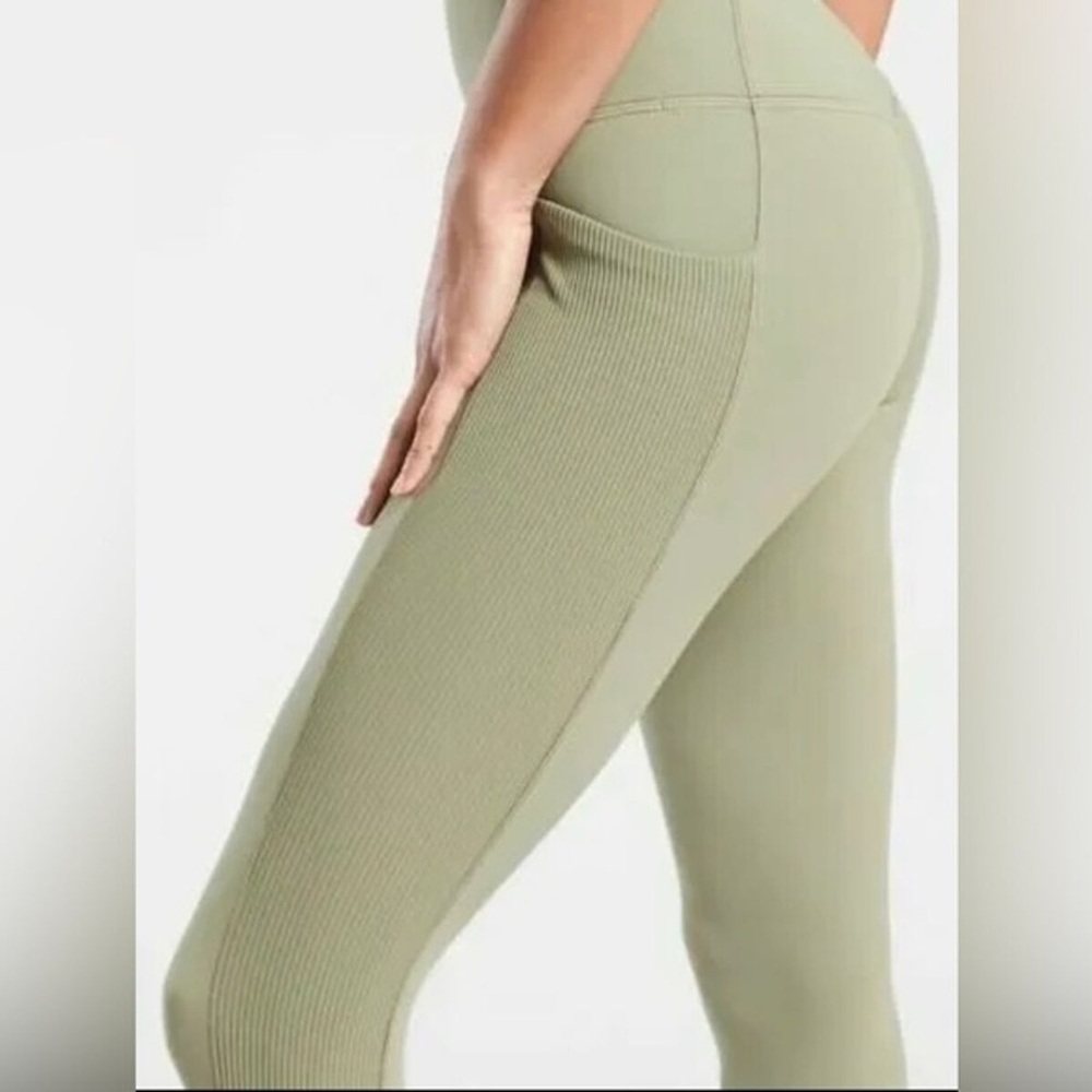 Athleta salutation stash pocket with cutout 7/8